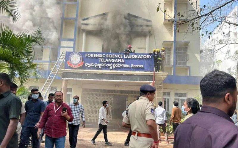 حیدرآباد کےعلاقہ نامپلی میں پھر ایک جگہ لگی آگ،5فائرانجن موقع پرپہنچے